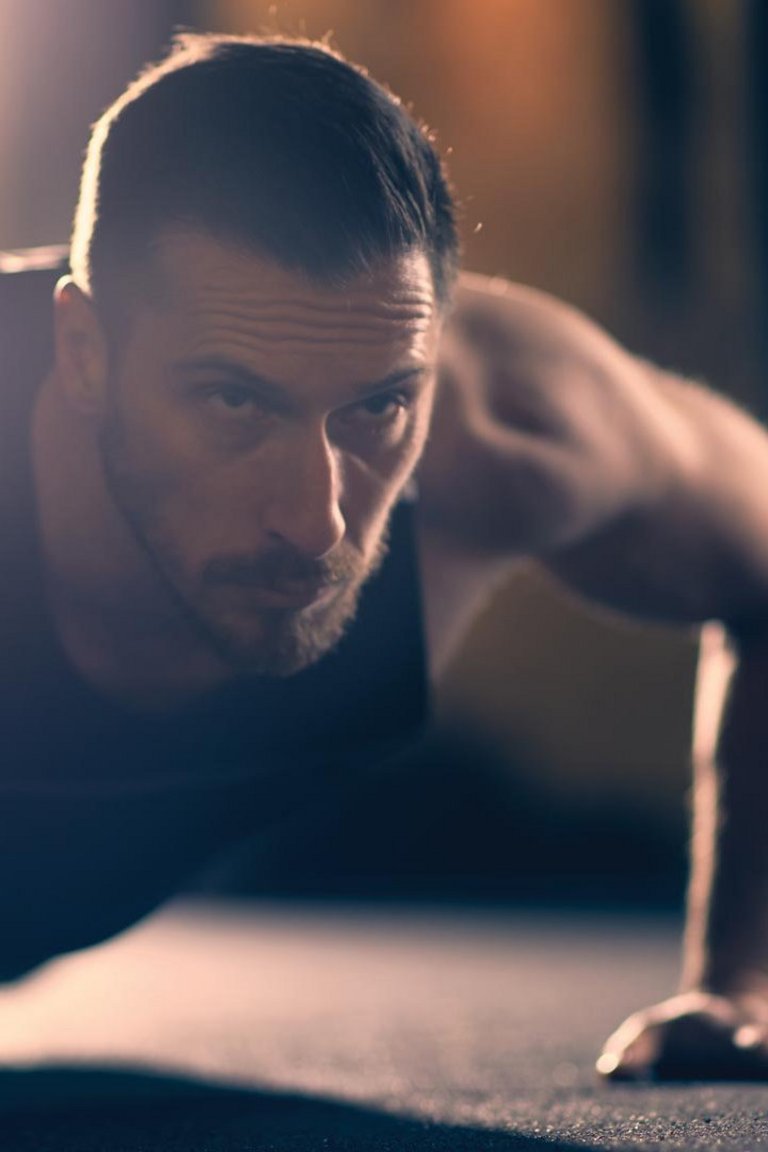 f+p Functional Training eigenes Körpergewicht Mann beim Functional-Training mit em eigenen Körpergewicht