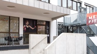 Treppenaufgang und Eingang des f+p FitnessParks in Kempten